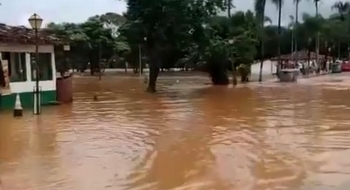 Rio transborda, alaga ruas, casas e comércio durante chuva em Pirenópolis